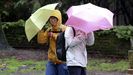 Dos jvenes se protegen de la lluvia en Santiago.