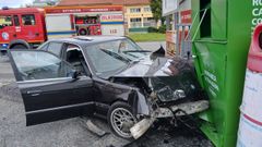 El turismo impact contra la zona donde estn guardadas las bombonas de butano en la gasolinera GALP de Perillo.