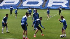 Jugadores del Deportivo, durante el entrenamiento del jueves en Riazor