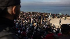 Palestinos aguardan su regreso al norte de Gaza desde el campo de Nuseirat.