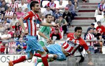 V�ctor Marco, en primer t�rmino, junto a Rennella, volcado al ataque en un partido en casa.
