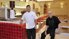 Rey Fuentes, a la izquierda, abrió un nuevo local en el entorno de la plaza de Vigo, se llama Picoteo y ocupa el bajo donde estuvo el Café Mario. 