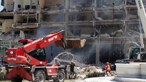 Rescatistas y bomberos trabajan en el lugar luego de que una explosin destruyera el Hotel Saratoga, en La Habana.