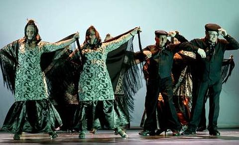 Unos doscientos bailarines de todas las edades actuaron el domingo en la gala final de las escuelas de baile Ritmolugo. 
