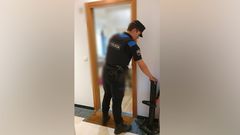 Los agentes accedieron por la fuerza al piso de O Porri�o donde estaba retenida la mujer.