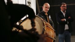 Schneider, en el centro, en una exposici�n en Carballo 