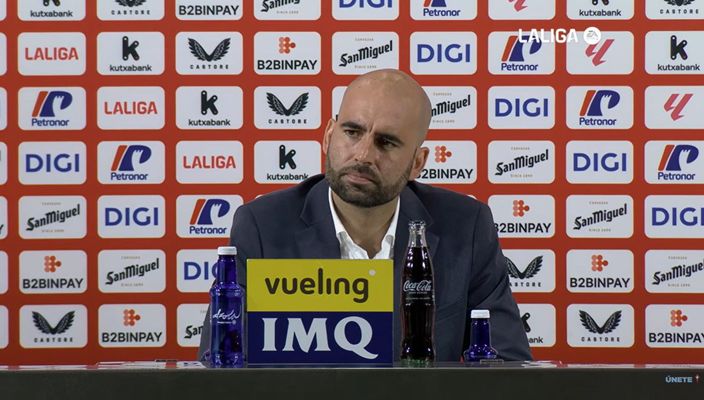 El entrenador del Celta, Claudio Gir�ldez, en la rueda de prensa de San Mam�s.