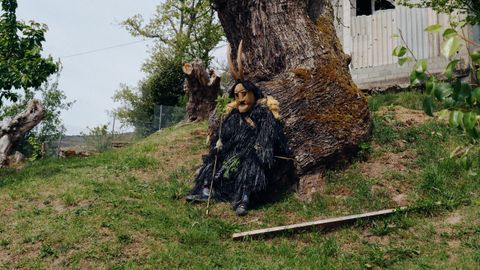 Vibomask reactivó el entroido.Cuarenta y siete grupos de España y Portugal participaron en el desfile de la mascarada ibérica en Viana do Bolo y Vilariño de Conso