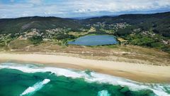 Vista a�rea de la playa y la laguna de Doni�os