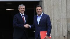 Alfonso Rueda y Valent�n Gonz�lez Formoso, al inicio de su reuni�n esta tarde en Santiago. 