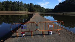 Cortado el acceso del viejo puente de Canda�l, a la vista desde hace semanas, para evitar el paso de peatones y ciclistas