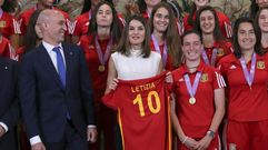 La Reina Letizia, acompaada del presidente de la Real Federacin Espaola de Ftbol Luis Rubiales, durante la recepcin en audiencia a la seleccin espaola femenina de ftbol sub-17, tras proclamarse campeona de Europa, esta maana en el Palacio de la Zarzuela en Madrid