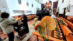 El S�bado SAnto comienza en Ferrol conla entrega en la Cofrad�a de las Angustias, a cambio de las flores de los tronos, de las limosnas que se entregar�n al Refugio del Hospital de Caridad.