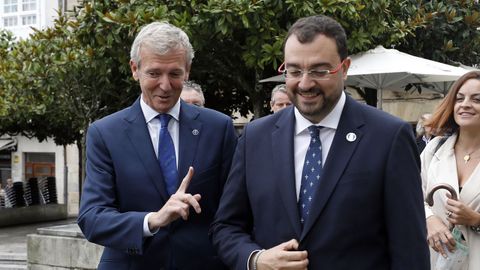 El presidente de la Xunta de Galicia, Alfonso Rueda, y el presidente del Principado de Asturias, Adrián Barbón, de camino a los Encuentros en el Eo de 2024. ARCHIVO