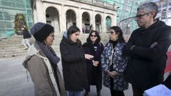 Iv�n Rivas, portavoz del BNG, junto a un grupo de artesanas afectadas en la rueda de prensa ofrecida este mi�rcoles en la plaza de Armas.