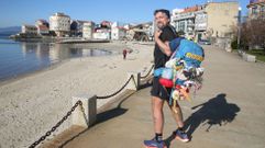 Francisco R�bano, en Vilagarc�a, tras conocer el modelo de ciudad de Pontevedra, con la mochila a cuestas con la que lleva un a�o recorriendo a pie la costa.