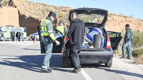 Controles de la Guardia Civil mientras los asistentes desmontaban la fiesta