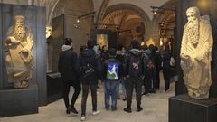 Estatuas de Isaac y Abraham en la exposici�n sobre el Maestro Mateo en el pazo de Xelm�rez