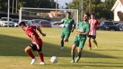 Iker Losada, en la imagen durante el duelo ante el Galicia de Mugardos, est� siendo uno de los m�s destacados de la pretemporada verde.