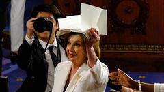 Nancy Pelosi, con la copia del discurso de Trump que rompi�
