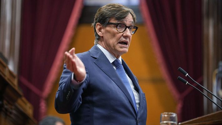 El presidente de Catalu�a, Salvador Illa, durante su intervenci�n en el pleno del Parlamento para dar cuenta del cambio de titular en la Consejer�a de Derechos Sociales e Inclusi�n.