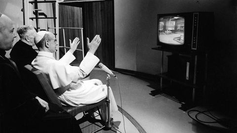 El papa Pablo VI presencia la retransmisi�n de la llegada del hombre a la Luna, uno de los acontecimientos clave del pasado siglo que qued� grabado para las televisiones