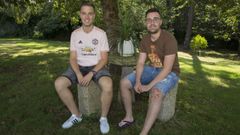 Brais y Alberto lograron salvar la vida tras ser arrastrados por una ola cuando pescaban en Mux�a