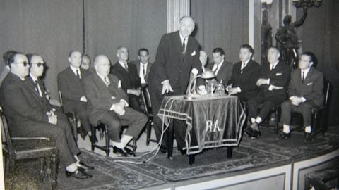 Homenaje de la junta directiva del Circo de Artes�ns de 1962 a la de 1937. De pie, Juan Gonz�lez Cebri�n, presidente del consejo superior de los colegios de arquitectos.