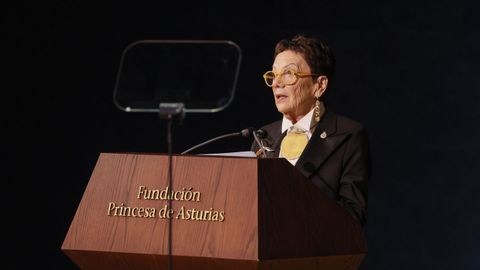 La fotgrafa mexicana Graciela Iturbide, Premio Princesa de Asturias de las Artes, interviene en la ceremonia de entrega de los Premios Princesa de Asturias, este viernes en el Teatro Campoamor de Oviedo