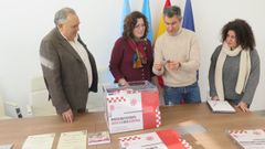 Imaxe do sorteo dos tres premios, levado a cabo onte