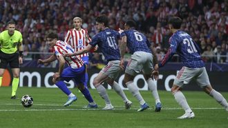 Juli�n �lvarez presionado por Rice y Gabriel durante el encuentro entre el Atl�tico y el Arsenal