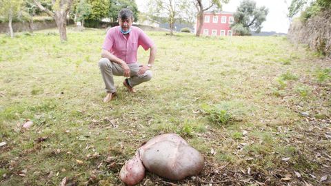 El ataque ms reciente, junto a la Casa do Concello. El alcalde de Ourol, Jos Luis Pajn,  en la finca urbana donde el lobo mat tres ovejas en la noche del lunes al martes