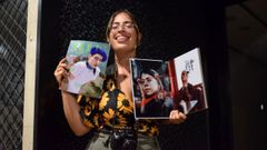 La fot�grafa Rebeca Troiti�a con algunos de sus trabajos