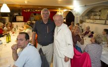 Lino y Giovanni Carminati con el resto de peregrinos italianos en el Cordob�s de Mux�a. 