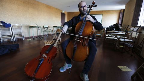 <span lang= gl >Fernando Santiago, profesor de violonchelo do Conservatorio de Viveiro</span>