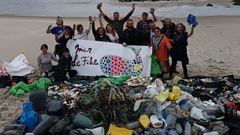 Los voluntarios y la basura de la �ltima limpieza realizada