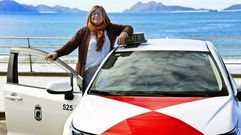 Nuria Fern�ndez en su taxi, que sigue pilotando a la vez que dirige la cooperativa de Radio Taxi