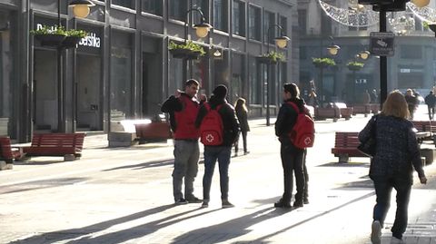 Un grupo de captasocios en la calle Pelayo de Oviedo