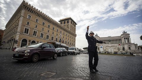 Un guardia de tr�fico en la Piazza Venezia de Roma