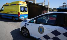 Polic�a y ambulancia en la playa de San Amaro por una falsa alarma de covid
