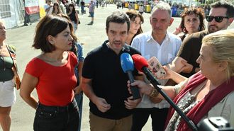 La ministra de Juventud e Infancia, Sira Rego, el ministro de Derechos Sociales, Consumo y Agenda 2030, Pablo Bustinduy, y el secretario general del PCE y diputado de Sumar, Enrique Santiago, con los medios este s�bado antes de un acto en Rivas-Vaciamadrid.