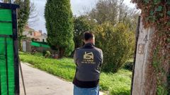 Personal de Mi Casa no es la Tuya, en el interior de la finca desokupada.