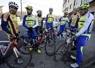 El grupo del Club Riazor hizo un alto en Gu�samo, antes de entrar en la Nacional VI.