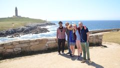 El equipo de AllGenetics con la ganadora del�European Meeting of PhD<br />Students in Evolutionary Biology (EMPSEB) de este a�o, con la Torre de H�rcules al fondo