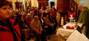 Momento de la celebraci�n de ayer por la tarde en la capilla del instituto Fernando Blanco. 