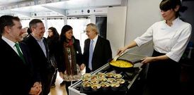 El camin de Galicia Calidade ofreci en la plaza de Espaa un showcooking y una cata de vinos. 