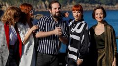 Carlos Vermut, junto a Najwa Nimri y otras actrices de su pelcula.