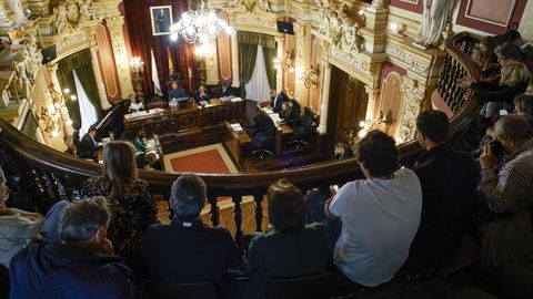 Pblico siguiendo el pleno de este viernes en Ourense.