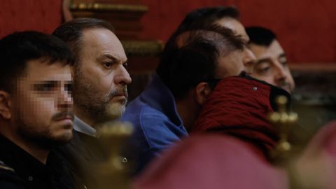 &Aacute;balos y su ex asesor, Koldo Garc&iacute;a, que tapa su cara con un abrigo, durante la audiencia preliminar en el Tribunal Supremo, por los contratos de mascarillas