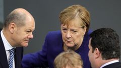 Merke, junto a  los ministros Olaf Scholz (izquierda)  y Hubertus Heil 